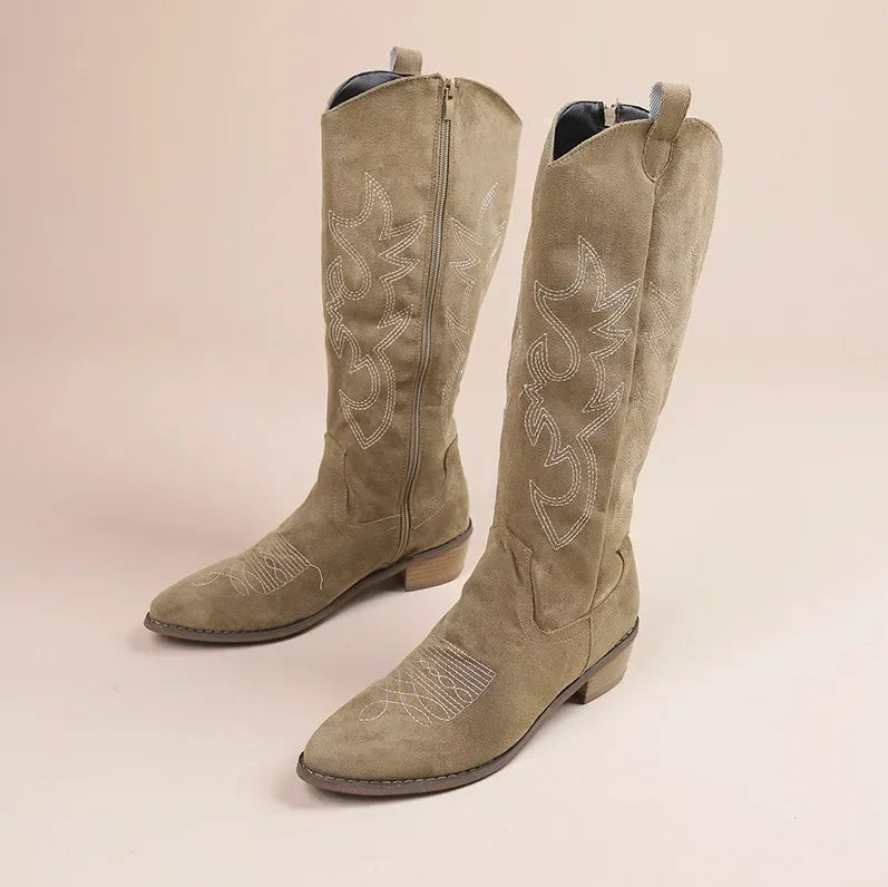 Knæhøje cowboystøvler til kvinder i sandfarvet ruskindslook